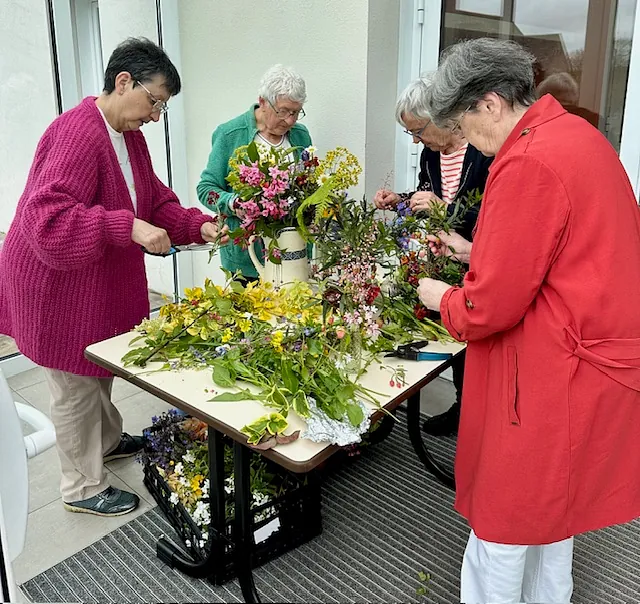Un repas champêtre et fleuri