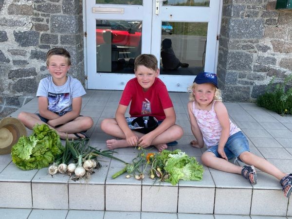 enfants avec des fleurs