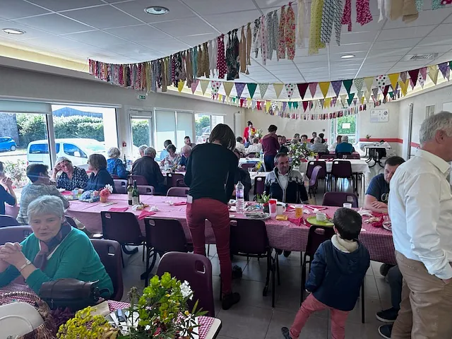 Un repas champêtre et fleuri