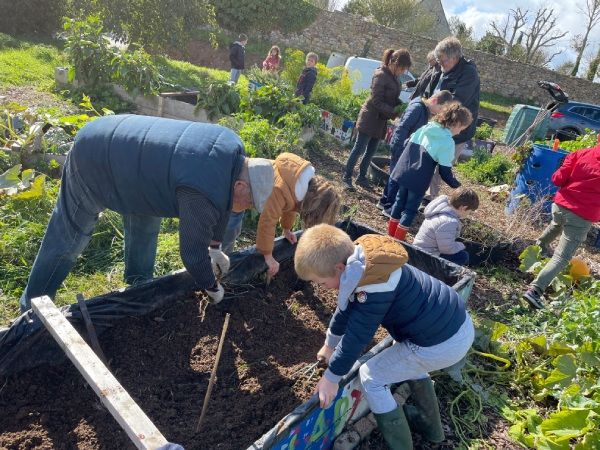 enfants jardinent